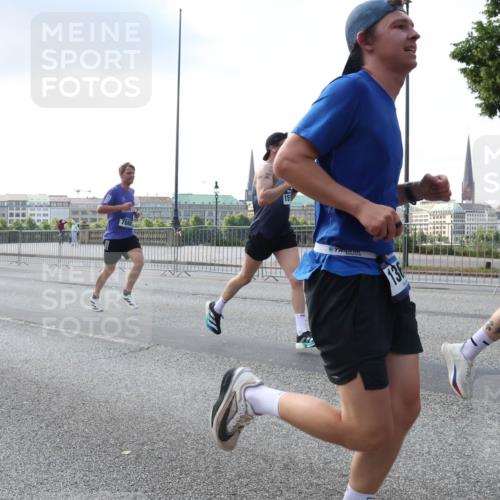 29.06.2025 - hella hamburg halbmarathon Lena Gebhardt http://msf.ph/oto/8284130 29.06.2025 09:45:48 Lombardsbrücke 13, 57, 1080, 1686, 1707, 1894, 1990, 2460, 2689, 3043, 4050, 4129, 4463, 4679, 4698, 4749, 4812, 5070, 5187, 5328, 5550, 5746, 5826, 6358, 6495, 6878, 7186, 7272, 7389, 7481, 7651, 7723, 7880, 7965, 8062, 8190, 8209, 8883, 9137, 9571, 9634, 10017, 10171, 10270, 10484, 10876, 11120, 11199, 11413, 11857, 12189, 12232, 12234, 12308, 12681, 12691, 12988, 13066, 13167, 13343, 13618, 13686, 13754, 14028, 14167 meine-sportfotos.de