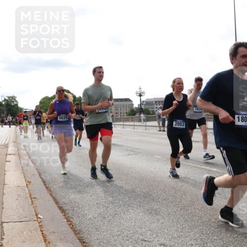 29.06.2025 - hella hamburg halbmarathon Lena Gebhardt http://msf.ph/oto/8284147 29.06.2025 10:20:44 Lombardsbrücke 5625, 2053, 2834, 117, 18007, 1011, 1046, 1069, 1471, 1474, 2053, 2101, 2325, 2478, 2834, 2923, 2945, 3247, 3434, 3733, 3781, 3813, 3842, 4082, 4154, 4166, 4288, 4350, 4422, 4754, 4869, 5041, 5181, 5625, 5831, 5937, 6608, 6951, 7018, 7101, 7131, 8025, 8113, 8588, 8724, 8940, 9005, 9011, 9136, 9236, 9722, 9873, 9981, 10041, 10050, 10350, 10414, 10585, 10595, 10613, 10647, 10754, 11100, 11145, 11603, 11835, 11995, 12694, 12844 meine-sportfotos.de