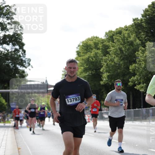 29.06.2025 - hella hamburg halbmarathon Jannik Wohlers http://msf.ph/oto/8284152 29.06.2025 10:03:14 Lombardsbrücke 1161, 1885, 2277, 2683, 2759, 4307, 5384, 5396, 5464, 6391, 7006, 7277, 7278, 7279, 8484, 8727, 10389, 11402, 12377, 13793, 13976, 15539, 15643, 15859, 16371, 16621, 17226, 17550, 17955, 18999 meine-sportfotos.de