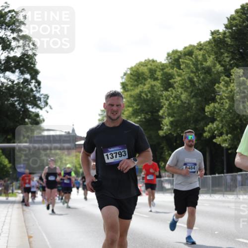 29.06.2025 - hella hamburg halbmarathon Jannik Wohlers http://msf.ph/oto/8284156 29.06.2025 10:03:14 Lombardsbrücke 1161, 1885, 2277, 2683, 2759, 4307, 5384, 5396, 5464, 6391, 7006, 7277, 7278, 7279, 8484, 8727, 10389, 11402, 12377, 13793, 13976, 15539, 15643, 15859, 16371, 16621, 17226, 17550, 17955, 18999 meine-sportfotos.de