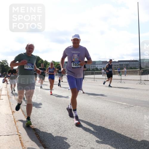 29.06.2025 - hella hamburg halbmarathon Lena Gebhardt http://msf.ph/oto/8284175 29.06.2025 09:58:17 Lombardsbrücke 17176, 9656, 1034, 1034, 1179, 1190, 1258, 1285, 1320, 1321, 1335, 1815, 1870, 2029, 2034, 2070, 2138, 2397, 2417, 2448, 2612, 2636, 2656, 2711, 3041, 3058, 3091, 3097, 3114, 3251, 3819, 3859, 4814, 4903, 5093, 5259, 5305, 5378, 5672, 5721, 5775, 5894, 6164, 6272, 6355, 6356, 6433, 6569, 6580, 6628, 6754, 6776, 6897, 7065, 7409, 7478, 7509, 7646, 7724, 7856, 7896, 7952, 7976, 8154, 8311, 8393, 8508, 8590, 8825, 9012, 9057, 9562, 9656, 10084 meine-sportfotos.de