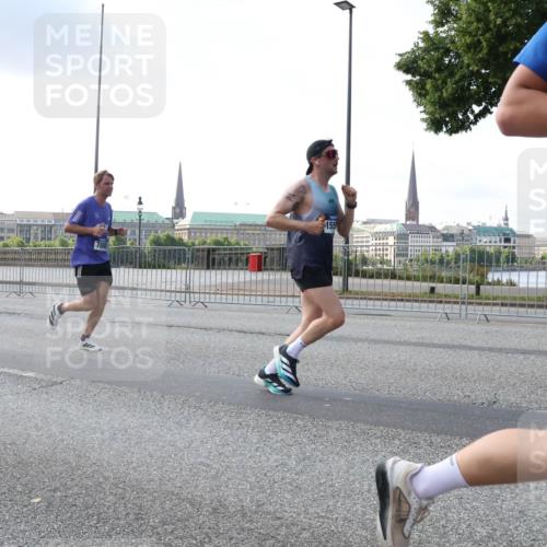 29.06.2025 - hella hamburg halbmarathon Lena Gebhardt http://msf.ph/oto/8284180 29.06.2025 09:45:48 Lombardsbrücke 155, 57, 1080, 1686, 1707, 1894, 1990, 2460, 2689, 3043, 4050, 4129, 4463, 4679, 4698, 4749, 4812, 5070, 5187, 5328, 5550, 5746, 5826, 6358, 6495, 6878, 7186, 7272, 7389, 7481, 7651, 7723, 7880, 7965, 8062, 8190, 8209, 8883, 9137, 9571, 9634, 10017, 10171, 10270, 10484, 10876, 11120, 11199, 11413, 11857, 12189, 12232, 12234, 12308, 12681, 12691, 12988, 13066, 13167, 13343, 13618, 13686, 13754, 14028, 14167 meine-sportfotos.de