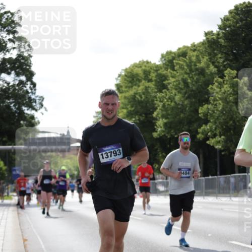 29.06.2025 - hella hamburg halbmarathon Jannik Wohlers http://msf.ph/oto/8284203 29.06.2025 10:03:14 Lombardsbrücke 1161, 1885, 2277, 2683, 2759, 4307, 5384, 5396, 5464, 6391, 7006, 7277, 7278, 7279, 8484, 8727, 10389, 11402, 12377, 13793, 13976, 15539, 15643, 15859, 16371, 16621, 17226, 17550, 17955, 18999 meine-sportfotos.de