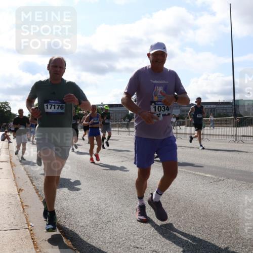 29.06.2025 - hella hamburg halbmarathon Lena Gebhardt http://msf.ph/oto/8284214 29.06.2025 09:58:17 Lombardsbrücke 7321, 17176, 9656, 1034, 9057, 1034, 1179, 1190, 1258, 1285, 1320, 1321, 1335, 1815, 1870, 2029, 2034, 2070, 2138, 2397, 2417, 2448, 2612, 2636, 2656, 2711, 3041, 3058, 3091, 3097, 3114, 3251, 3819, 3859, 4814, 4903, 5093, 5259, 5305, 5378, 5672, 5721, 5775, 5894, 6164, 6272, 6355, 6356, 6433, 6569, 6580, 6628, 6754, 6776, 6897, 7065, 7409, 7478, 7509, 7646, 7724, 7856, 7896, 7952, 7976, 8154, 8311, 8393, 8508, 8590, 8825, 9012, 9057, 9562, 9656, 10084 meine-sportfotos.de