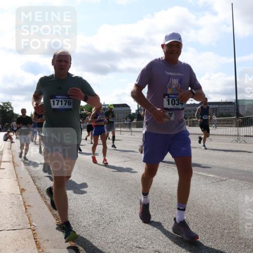 29.06.2025 - hella hamburg halbmarathon Lena Gebhardt http://msf.ph/oto/8284249 29.06.2025 09:58:17 Lombardsbrücke 17176, 1034, 1034, 1179, 1190, 1258, 1285, 1320, 1321, 1335, 1815, 1870, 2029, 2034, 2070, 2138, 2397, 2417, 2448, 2612, 2636, 2656, 2711, 3041, 3058, 3091, 3097, 3114, 3251, 3819, 3859, 4814, 4903, 5093, 5259, 5305, 5378, 5672, 5721, 5775, 5894, 6164, 6272, 6355, 6356, 6433, 6569, 6580, 6628, 6754, 6776, 6897, 7065, 7409, 7478, 7509, 7646, 7724, 7856, 7896, 7952, 7976, 8154, 8311, 8393, 8508, 8590, 8825, 9012, 9057, 9562, 9656, 10084 meine-sportfotos.de