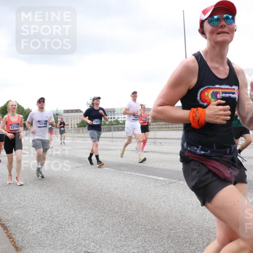 29.06.2025 - hella hamburg halbmarathon Lena Gebhardt http://msf.ph/oto/8284251 29.06.2025 10:55:13 Lombardsbrücke 17090, 1908, 12147, 14651, 3274, 12148, 14515, 1013, 1873, 1917, 2090, 2452, 2566, 2632, 3002, 3115, 3157, 3274, 3577, 4039, 4191, 4192, 4628, 5040, 5392, 5483, 5487, 5500, 5727, 5882, 6395, 6396, 6839, 6944, 7219, 7238, 7680, 7766, 8012, 8186, 8403, 8519, 8626, 9596, 10109, 10458, 10686, 10885, 11109, 11226, 11737, 11788, 11908, 12147, 12148, 12240, 13098, 13230, 13283, 13548, 13944, 13945, 13979, 13980, 14515, 14727, 15152, 15160, 16385 meine-sportfotos.de