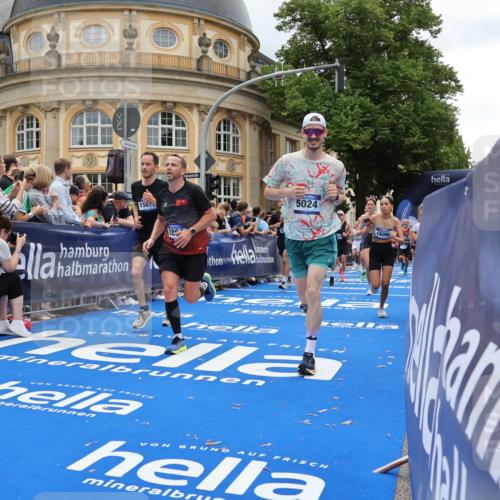 29.06.2025 - hella hamburg halbmarathon Strokosch-Dieckow http://msf.ph/oto/8284341 29.06.2025 10:47:23 Ziel 51, 1012, 1592, 2274, 2839, 2864, 2869, 2953, 3304, 5024, 5532, 5650, 6168, 6203, 8693, 8852, 9305, 10423, 11021, 11077, 11491, 11518, 12870, 13782, 14722, 15350, 15611, 15923, 16089, 16286, 16819, 17846, 17905, 18758, 18974 meine-sportfotos.de