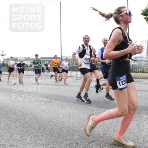 29.06.2025 - hella hamburg halbmarathon Lena Gebhardt http://msf.ph/oto/8284343 29.06.2025 10:46:34 Lombardsbrücke 1363, 1371, 1375, 1429, 1465, 1532, 1608, 1837, 1999, 2162, 2320, 2423, 2500, 2697, 2773, 2813, 2951, 3277, 3406, 3407, 3410, 3469, 3734, 3823, 4119, 4202, 4296, 4342, 4355, 4448, 4604, 5697, 5700, 5854, 6068, 6124, 6161, 6392, 6740, 7303, 7364, 7368, 7374, 7412, 7767, 7827, 7960, 7983, 8047, 8477, 8551, 8553, 8700, 9129, 9337, 9445, 9691, 10153, 10230, 11361, 11876, 11910, 12298, 12333, 12507, 12522, 13969, 14261, 15852, 16882, 16987 meine-sportfotos.de