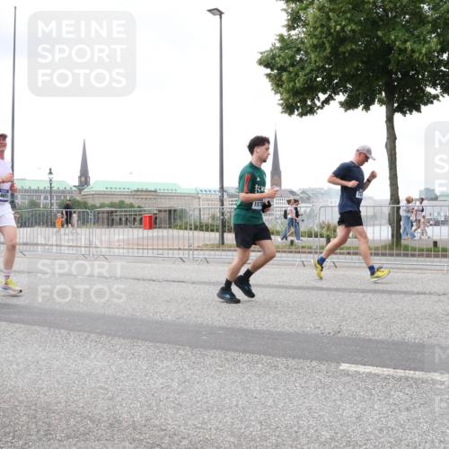29.06.2025 - hella hamburg halbmarathon Lena Gebhardt http://msf.ph/oto/8284391 29.06.2025 10:55:14 Lombardsbrücke 14651, 4515, 723, 1013, 1873, 1917, 2090, 2452, 2566, 2632, 3002, 3115, 3157, 3274, 3577, 4039, 4191, 4192, 4628, 5040, 5392, 5483, 5487, 5500, 5727, 5882, 6395, 6396, 6839, 6944, 7219, 7238, 7680, 7766, 8186, 8403, 8519, 8626, 9596, 9857, 9858, 10109, 10458, 10686, 10885, 11109, 11226, 11737, 11788, 11908, 12147, 12148, 12240, 12902, 13098, 13230, 13283, 13548, 13944, 13945, 13979, 13980, 14515, 14727, 15152, 15160, 16385 meine-sportfotos.de