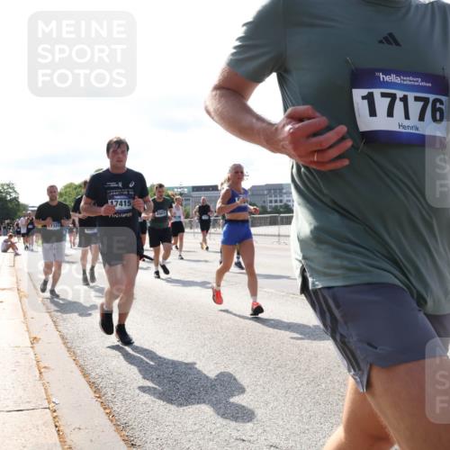 29.06.2025 - hella hamburg halbmarathon Lena Gebhardt http://msf.ph/oto/8284444 29.06.2025 09:58:18 Lombardsbrücke 17415, 17321, 6897, 4903, 17176, 1034, 1179, 1190, 1258, 1285, 1320, 1321, 1335, 1815, 1870, 2029, 2034, 2070, 2138, 2397, 2417, 2448, 2518, 2612, 2636, 2656, 2711, 3041, 3058, 3091, 3097, 3114, 3251, 3819, 3859, 4152, 4814, 4903, 5093, 5259, 5378, 5672, 5721, 5775, 5894, 6164, 6272, 6355, 6356, 6433, 6569, 6580, 6592, 6628, 6754, 6776, 6897, 7065, 7409, 7478, 7509, 7646, 7724, 7856, 7896, 7952, 7976, 8154, 8311, 8393, 8508, 8590, 8825, 9012, 9057, 9562, 9656, 10084 meine-sportfotos.de