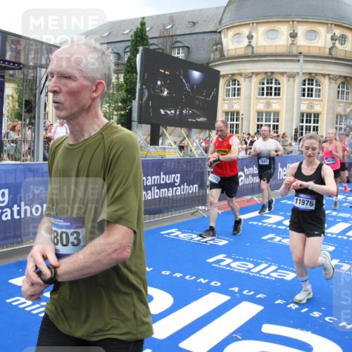 29.06.2025 - hella hamburg halbmarathon Michael Strokosch http://msf.ph/oto/8284445 29.06.2025 10:55:12 Ziel 1549, 1628, 2119, 2448, 3041, 3791, 3945, 4903, 6355, 8691, 9060, 9361, 9380, 10191, 10192, 10582, 11333, 11747, 11976, 12248, 12961, 13297, 14834, 14948, 15854, 16108, 16630, 17803, 17842, 18031, 18966 meine-sportfotos.de