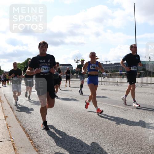 29.06.2025 - hella hamburg halbmarathon Lena Gebhardt http://msf.ph/oto/8284502 29.06.2025 09:58:18 Lombardsbrücke 17321, 0037, 17415, 9656, 7896, 9057, 1034, 1179, 1190, 1258, 1285, 1320, 1321, 1335, 1815, 1870, 2029, 2034, 2070, 2138, 2397, 2417, 2448, 2518, 2612, 2636, 2656, 2711, 3041, 3058, 3091, 3097, 3114, 3251, 3819, 3859, 4152, 4814, 4903, 5093, 5259, 5378, 5672, 5721, 5775, 5894, 6164, 6272, 6355, 6356, 6433, 6569, 6580, 6592, 6628, 6754, 6776, 6897, 7065, 7409, 7478, 7509, 7646, 7724, 7856, 7896, 7952, 7976, 8154, 8311, 8393, 8508, 8590, 8825, 9012, 9057, 9562, 9656, 10084 meine-sportfotos.de
