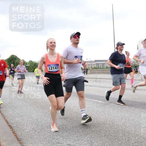29.06.2025 - hella hamburg halbmarathon Lena Gebhardt http://msf.ph/oto/8284526 29.06.2025 10:55:14 Lombardsbrücke 17090, 11908, 12147, 14515, 1465, 1013, 1873, 1917, 2090, 2452, 2566, 2632, 3002, 3115, 3157, 3274, 3577, 4039, 4191, 4192, 4628, 5040, 5392, 5483, 5487, 5500, 5727, 5882, 6395, 6396, 6839, 6944, 7219, 7238, 7680, 7766, 8186, 8403, 8519, 8626, 9596, 9857, 9858, 10109, 10458, 10686, 10885, 11109, 11226, 11737, 11788, 11908, 12147, 12148, 12240, 12902, 13098, 13230, 13283, 13548, 13944, 13945, 13979, 13980, 14515, 14727, 15152, 15160, 16385 meine-sportfotos.de