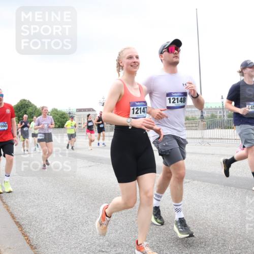 29.06.2025 - hella hamburg halbmarathon Lena Gebhardt http://msf.ph/oto/8284596 29.06.2025 10:55:14 Lombardsbrücke 17090, 1908, 12147, 12148, 14515, 146, 1013, 1873, 1917, 2090, 2452, 2566, 2632, 3002, 3115, 3157, 3274, 3577, 4039, 4191, 4192, 4628, 5040, 5392, 5483, 5487, 5500, 5727, 5882, 6395, 6396, 6839, 6944, 7219, 7238, 7680, 7766, 8186, 8403, 8519, 8626, 9596, 9857, 9858, 10109, 10458, 10686, 10885, 11109, 11226, 11737, 11788, 11908, 12147, 12148, 12240, 12902, 13098, 13230, 13283, 13548, 13944, 13945, 13979, 13980, 14515, 14727, 15152, 15160, 16385 meine-sportfotos.de