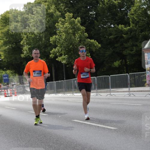 29.06.2025 - hella hamburg halbmarathon Jannik Wohlers http://msf.ph/oto/8284608 29.06.2025 10:03:18 Lombardsbrücke 1161, 1367, 2277, 2683, 2759, 5384, 5396, 5464, 7006, 7306, 8484, 8727, 9280, 10389, 11402, 13793, 15643, 15859, 16621, 17226, 17550, 17955, 18999 meine-sportfotos.de