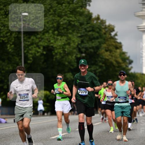 29.06.2025 - hella hamburg halbmarathon Dr. Thomas Lammeyer http://msf.ph/oto/8284615 29.06.2025 10:15:56 Kennedybrücke 1062, 1790, 2661, 3746, 3837, 4499, 6966, 7370, 7474, 8206, 8207, 8368, 9119, 9253, 9254, 9405, 10042 meine-sportfotos.de