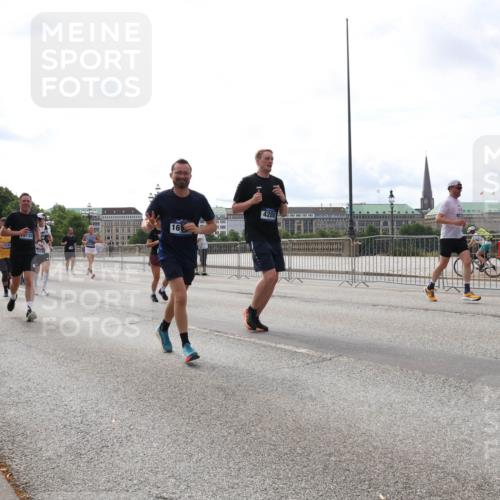 29.06.2025 - hella hamburg halbmarathon Lena Gebhardt http://msf.ph/oto/8284709 29.06.2025 10:20:47 Lombardsbrücke 19131, 132, 16, 4288, 1011, 1046, 1069, 1471, 1474, 2053, 2101, 2325, 2478, 2834, 2923, 2945, 3247, 3733, 3781, 3813, 4082, 4154, 4166, 4288, 4350, 4422, 4754, 4869, 5041, 5061, 5181, 5625, 5831, 6608, 6951, 7018, 7131, 7608, 8025, 8113, 8588, 8724, 8940, 9005, 9011, 9236, 9722, 9873, 9981, 10041, 10050, 10350, 10585, 10613, 10647, 11100, 11145, 11603, 11835, 11995, 12694, 12844, 13057, 13508 meine-sportfotos.de
