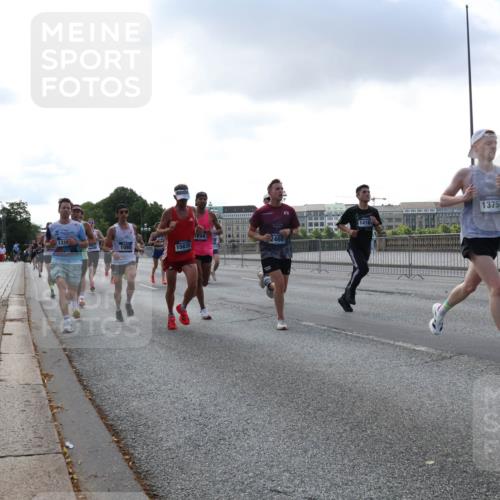 29.06.2025 - hella hamburg halbmarathon Lena Gebhardt http://msf.ph/oto/8284761 29.06.2025 09:45:50 Lombardsbrücke 1894, 1316, 2460, 1080, 15835, 14167, 13754, 57, 1080, 1686, 1707, 1894, 1990, 2460, 2689, 3043, 4050, 4129, 4463, 4679, 4698, 4749, 4812, 5070, 5187, 5328, 5550, 5746, 5826, 6169, 6358, 6495, 6878, 7186, 7272, 7389, 7481, 7651, 7723, 7880, 7965, 8062, 8190, 8209, 8883, 9137, 9345, 9571, 9634, 10017, 10171, 10270, 10453, 10484, 10876, 11120, 11199, 11413, 11857, 12189, 12232, 12234, 12308, 12681, 12691, 12988, 13066, 13167, 13343, 13618, 13686, 13754, 14028, 14167 meine-sportfotos.de