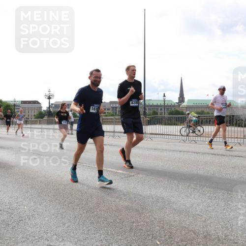 29.06.2025 - hella hamburg halbmarathon Lena Gebhardt http://msf.ph/oto/8284829 29.06.2025 10:20:47 Lombardsbrücke 19131, 19132, 161, 4288, 14342, 1011, 1046, 1069, 1471, 1474, 2053, 2101, 2325, 2478, 2834, 2923, 2945, 3247, 3733, 3781, 3813, 4082, 4154, 4166, 4288, 4350, 4422, 4754, 4869, 5041, 5061, 5181, 5625, 5831, 6608, 6951, 7018, 7131, 7608, 8025, 8113, 8588, 8724, 8940, 9005, 9011, 9236, 9722, 9873, 9981, 10041, 10050, 10350, 10585, 10613, 10647, 11100, 11145, 11603, 11835, 11995, 12694, 12844, 13057, 13508 meine-sportfotos.de