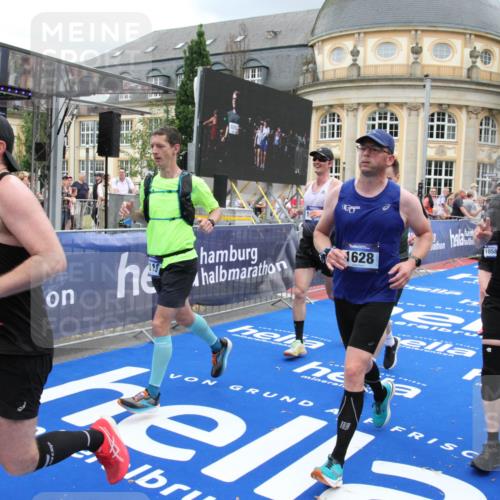 29.06.2025 - hella hamburg halbmarathon Michael Strokosch http://msf.ph/oto/8284844 29.06.2025 10:55:17 Ziel 1549, 1628, 2119, 2448, 3041, 4903, 6355, 6723, 6891, 8973, 9361, 10188, 10191, 10192, 10263, 10582, 11747, 12248, 14834, 15854, 16108, 16521, 18031, 18966 meine-sportfotos.de