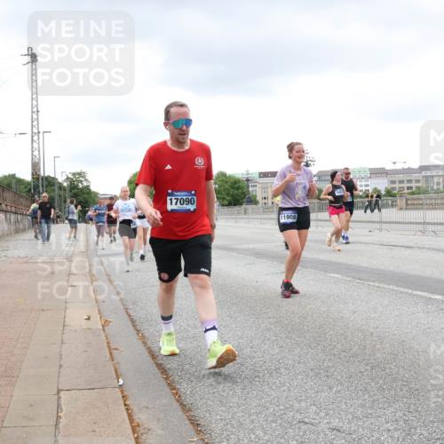 29.06.2025 - hella hamburg halbmarathon Lena Gebhardt http://msf.ph/oto/8284888 29.06.2025 10:55:16 Lombardsbrücke 17090, 11908, 1013, 1873, 1917, 2090, 2452, 2566, 3002, 3115, 3157, 3274, 3577, 4039, 4191, 4192, 4628, 5040, 5392, 5483, 5487, 5500, 5727, 6395, 6396, 6839, 6944, 7219, 7238, 7680, 7766, 8186, 8403, 8519, 8626, 9596, 9614, 9618, 9857, 9858, 10109, 10458, 10559, 10686, 10885, 11109, 11226, 11737, 11788, 11908, 12147, 12148, 12240, 12902, 13098, 13230, 13283, 13548, 13944, 13945, 13979, 13980, 14515, 14727, 15152, 15160, 16385 meine-sportfotos.de
