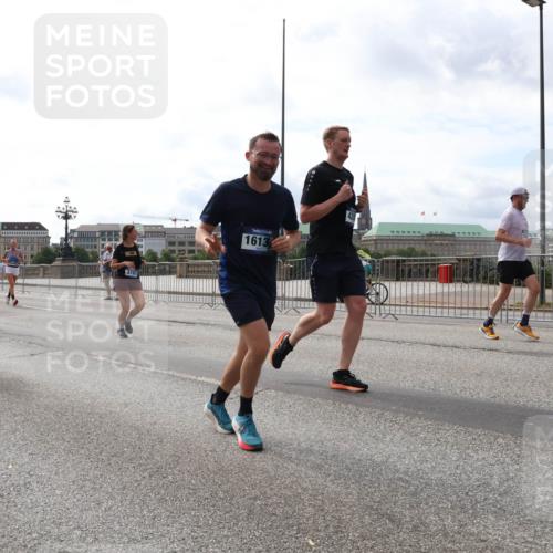 29.06.2025 - hella hamburg halbmarathon Lena Gebhardt http://msf.ph/oto/8284917 29.06.2025 10:20:47 Lombardsbrücke 19132, 131, 3781, 1613, 1011, 1046, 1069, 1471, 1474, 2053, 2101, 2325, 2478, 2834, 2923, 2945, 3247, 3733, 3781, 3813, 4082, 4154, 4166, 4288, 4350, 4422, 4754, 4869, 5041, 5061, 5181, 5625, 5831, 6608, 6951, 7018, 7131, 7608, 8025, 8113, 8588, 8724, 8940, 9005, 9011, 9236, 9722, 9873, 9981, 10041, 10050, 10350, 10585, 10613, 10647, 11100, 11145, 11603, 11835, 11995, 12694, 12844, 13057, 13508 meine-sportfotos.de