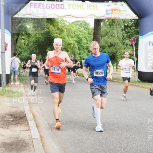 29.06.2025 - hella hamburg halbmarathon MichiJ http://msf.ph/oto/8285020 29.06.2025 10:32:47 Zwischen KM18-KM19 1057, 1391, 1902, 4691, 5648, 6903, 7710, 12159, 17912, 18539 meine-sportfotos.de