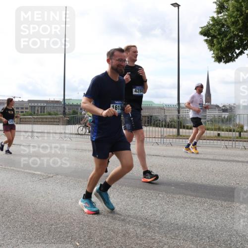 29.06.2025 - hella hamburg halbmarathon Lena Gebhardt http://msf.ph/oto/8285031 29.06.2025 10:20:48 Lombardsbrücke 16135, 4288, 1011, 1046, 1069, 1471, 1474, 2053, 2101, 2325, 2383, 2478, 2834, 2923, 2945, 3247, 3733, 3781, 3813, 4082, 4154, 4166, 4288, 4350, 4422, 4754, 4869, 5041, 5061, 5181, 5625, 5767, 5831, 6608, 6951, 7018, 7131, 7228, 7608, 8025, 8113, 8588, 8724, 8940, 9005, 9011, 9236, 9722, 9873, 9981, 10041, 10050, 10350, 10585, 10602, 10613, 10647, 11100, 11145, 11603, 11835, 11995, 12175, 12694, 12844, 13057, 13508 meine-sportfotos.de