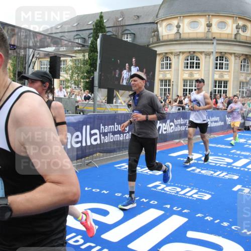 29.06.2025 - hella hamburg halbmarathon Michael Strokosch http://msf.ph/oto/8285053 29.06.2025 10:55:19 Ziel 1549, 1628, 2119, 4903, 5643, 6723, 6891, 8973, 10188, 10263, 10582, 11184, 12526, 13470, 14834, 15854, 16521, 18031, 18290, 18380, 18531, 18966 meine-sportfotos.de