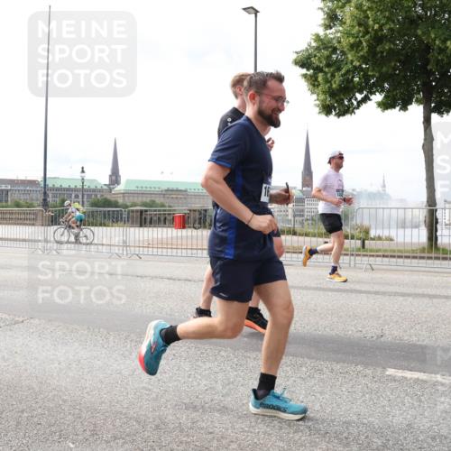 29.06.2025 - hella hamburg halbmarathon Lena Gebhardt http://msf.ph/oto/8285056 29.06.2025 10:20:48 Lombardsbrücke 16, 1011, 1046, 1069, 1471, 1474, 2053, 2101, 2325, 2383, 2478, 2834, 2923, 2945, 3247, 3733, 3781, 3813, 4082, 4154, 4166, 4288, 4350, 4422, 4754, 4869, 5041, 5061, 5181, 5625, 5767, 5831, 6608, 6951, 7018, 7131, 7228, 7608, 8025, 8113, 8588, 8724, 8940, 9005, 9011, 9236, 9722, 9873, 9981, 10041, 10050, 10350, 10585, 10602, 10613, 10647, 11100, 11145, 11603, 11835, 11995, 12175, 12694, 12844, 13057, 13508 meine-sportfotos.de