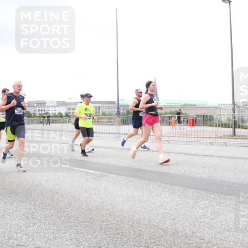 29.06.2025 - hella hamburg halbmarathon Lena Gebhardt http://msf.ph/oto/8285062 29.06.2025 10:55:18 Lombardsbrücke 8403, 245, 1584, 2090, 944, 1013, 1616, 1873, 1917, 2090, 2452, 3002, 3115, 3157, 3274, 3577, 4039, 4191, 4192, 4628, 5040, 5392, 5483, 5487, 5727, 6395, 6396, 6839, 6944, 7219, 7238, 7548, 7680, 7766, 8403, 8519, 8626, 9596, 9614, 9618, 9857, 9858, 10109, 10458, 10559, 10686, 10885, 11109, 11737, 11788, 11908, 12147, 12148, 12240, 12902, 13098, 13230, 13548, 13944, 13945, 13979, 13980, 14515, 14727, 15152, 15160, 16385 meine-sportfotos.de