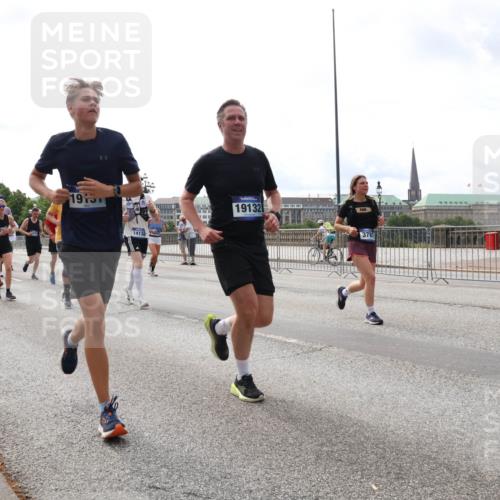29.06.2025 - hella hamburg halbmarathon Lena Gebhardt http://msf.ph/oto/8285132 29.06.2025 10:20:49 Lombardsbrücke 19151, 1413, 19132, 3781, 1011, 1046, 1069, 1471, 1474, 2053, 2101, 2325, 2383, 2478, 2834, 2923, 2945, 3161, 3247, 3453, 3733, 3781, 3813, 4082, 4154, 4166, 4288, 4350, 4422, 4754, 4869, 5041, 5061, 5181, 5625, 5767, 5831, 6275, 6308, 6608, 6951, 7131, 7228, 7608, 8113, 8588, 8724, 8726, 8940, 9005, 9011, 9236, 9722, 9981, 10041, 10050, 10350, 10585, 10602, 10613, 10647, 11100, 11145, 11603, 11835, 11995, 12175, 12694, 12844, 13057, 13508 meine-sportfotos.de