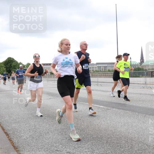 29.06.2025 - hella hamburg halbmarathon Lena Gebhardt http://msf.ph/oto/8285140 29.06.2025 10:55:18 Lombardsbrücke 7766, 8403, 101, 2090, 6944, 155, 1013, 1616, 1873, 1917, 2090, 2452, 3002, 3115, 3157, 3274, 3577, 4039, 4191, 4192, 4628, 5040, 5392, 5483, 5487, 5727, 6395, 6396, 6839, 6944, 7219, 7238, 7548, 7680, 7766, 8403, 8519, 8626, 9596, 9614, 9618, 9857, 9858, 10109, 10458, 10559, 10686, 10885, 11109, 11737, 11788, 11908, 12147, 12148, 12240, 12902, 13098, 13230, 13548, 13944, 13945, 13979, 13980, 14515, 14727, 15152, 15160, 16385 meine-sportfotos.de