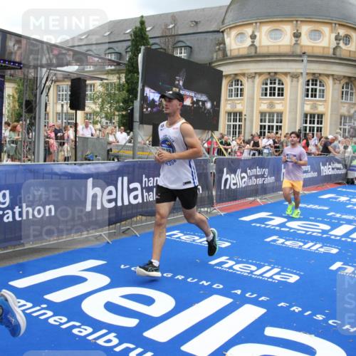 29.06.2025 - hella hamburg halbmarathon Michael Strokosch http://msf.ph/oto/8285144 29.06.2025 10:55:20 Ziel 4903, 5643, 6723, 6891, 8973, 10188, 10263, 10582, 11184, 12526, 13470, 15854, 16521, 18031, 18290, 18380, 18531, 18966 meine-sportfotos.de