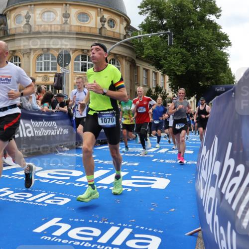 29.06.2025 - hella hamburg halbmarathon Strokosch-Dieckow http://msf.ph/oto/8285145 29.06.2025 10:47:36 Ziel 1070, 1320, 1592, 1696, 2284, 2708, 2953, 5889, 6009, 7962, 8023, 8234, 8927, 10969, 10988, 11021, 11283, 12870, 13223, 13303, 13948, 14618, 14619, 15451, 15478, 15479, 16205, 17229, 17905, 18104, 18430, 18970, 19181 meine-sportfotos.de