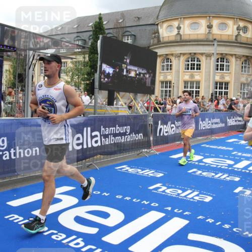 29.06.2025 - hella hamburg halbmarathon Michael Strokosch http://msf.ph/oto/8285173 29.06.2025 10:55:20 Ziel 4903, 5643, 6723, 6891, 8973, 10188, 10263, 10582, 11184, 12526, 13470, 15854, 16521, 18031, 18290, 18380, 18531, 18966 meine-sportfotos.de