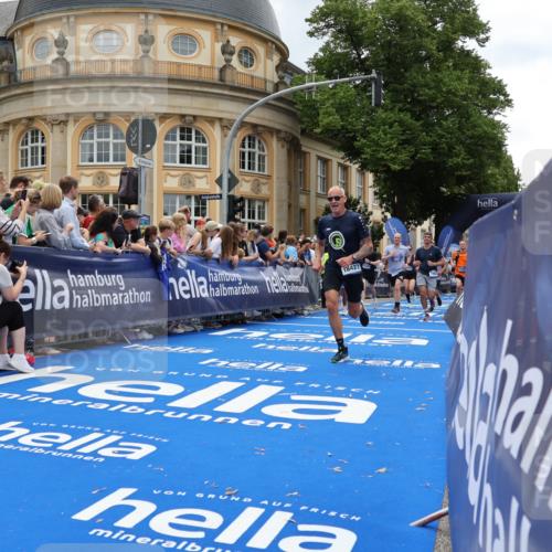29.06.2025 - hella hamburg halbmarathon Strokosch-Dieckow http://msf.ph/oto/8285272 29.06.2025 10:47:39 Ziel 1070, 1320, 1696, 2284, 2340, 2708, 5889, 5915, 6009, 7962, 8023, 8927, 10969, 10988, 11283, 12679, 13948, 14618, 14619, 15451, 15478, 16205, 17229, 18104, 18430, 18970, 19181 meine-sportfotos.de