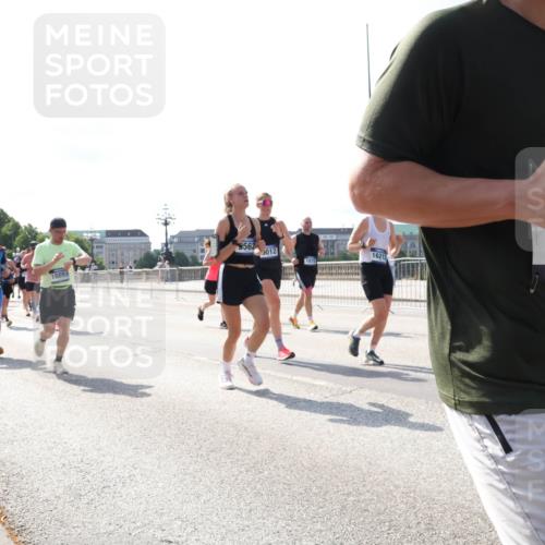 29.06.2025 - hella hamburg halbmarathon Lena Gebhardt http://msf.ph/oto/8285321 29.06.2025 09:58:21 Lombardsbrücke 9562, 3012, 16653, 1815, 17541, 1034, 1179, 1190, 1258, 1285, 1320, 1321, 1335, 1815, 1870, 2029, 2034, 2070, 2138, 2397, 2417, 2518, 2612, 2636, 2656, 2711, 3041, 3091, 3097, 3114, 3251, 3819, 3859, 4152, 4814, 4903, 5093, 5259, 5378, 5672, 5721, 5775, 5894, 6164, 6272, 6433, 6580, 6592, 6628, 6754, 6759, 6877, 6897, 7065, 7409, 7509, 7646, 7724, 7856, 7896, 8154, 8311, 8393, 8508, 8590, 8825, 9012, 9057, 9562, 9656, 10084 meine-sportfotos.de