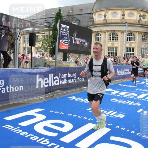 29.06.2025 - hella hamburg halbmarathon Michael Strokosch http://msf.ph/oto/8285388 29.06.2025 10:55:22 Ziel 4189, 5287, 5643, 6723, 6891, 8487, 8973, 10188, 10263, 11184, 12526, 13236, 13470, 16521, 16985, 18290, 18380, 18531 meine-sportfotos.de