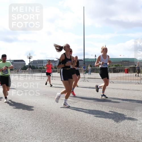 29.06.2025 - hella hamburg halbmarathon Lena Gebhardt http://msf.ph/oto/8285402 29.06.2025 09:58:21 Lombardsbrücke 1190, 2034, 16653, 16213, 1034, 1179, 1190, 1258, 1285, 1320, 1321, 1335, 1815, 1870, 2029, 2034, 2070, 2138, 2397, 2417, 2518, 2612, 2636, 2656, 2711, 3041, 3091, 3097, 3114, 3251, 3819, 3859, 4152, 4814, 4903, 5093, 5259, 5378, 5672, 5721, 5775, 5894, 6164, 6272, 6433, 6580, 6592, 6628, 6754, 6759, 6877, 6897, 7065, 7409, 7509, 7646, 7724, 7856, 7896, 8154, 8311, 8393, 8508, 8590, 8825, 9012, 9057, 9562, 9656, 10084 meine-sportfotos.de