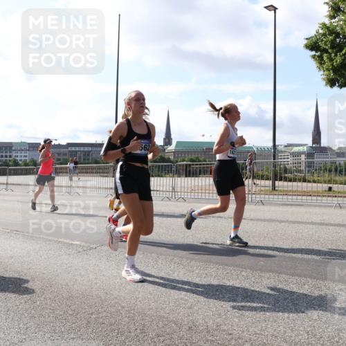 29.06.2025 - hella hamburg halbmarathon Lena Gebhardt http://msf.ph/oto/8285467 29.06.2025 09:58:21 Lombardsbrücke 562, 162, 16653, 1034, 1179, 1190, 1258, 1285, 1320, 1321, 1335, 1815, 1870, 2029, 2034, 2070, 2138, 2397, 2417, 2518, 2612, 2636, 2656, 2711, 3041, 3091, 3097, 3114, 3251, 3819, 3859, 4152, 4814, 4903, 5093, 5259, 5378, 5672, 5721, 5775, 5894, 6164, 6272, 6433, 6580, 6592, 6628, 6754, 6759, 6877, 6897, 7065, 7409, 7509, 7646, 7724, 7856, 7896, 8154, 8311, 8393, 8508, 8590, 8825, 9012, 9057, 9562, 9656, 10084 meine-sportfotos.de
