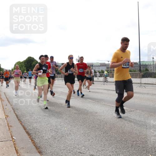 29.06.2025 - hella hamburg halbmarathon Lena Gebhardt http://msf.ph/oto/8285472 29.06.2025 10:20:50 Lombardsbrücke 210, 165, 2625, 8940, 14344, 14138, 1011, 1471, 1474, 2053, 2101, 2325, 2383, 2478, 2834, 2923, 2945, 3161, 3247, 3453, 3733, 3781, 3813, 4082, 4154, 4166, 4288, 4350, 4422, 4754, 4869, 5041, 5061, 5181, 5625, 5767, 6275, 6308, 6608, 6951, 7131, 7228, 7608, 8113, 8588, 8724, 8726, 8940, 9005, 9011, 9108, 9236, 9722, 9981, 10041, 10050, 10350, 10585, 10602, 10613, 10647, 11100, 11145, 11603, 11835, 11995, 12175, 12694, 12844, 13057, 13508 meine-sportfotos.de