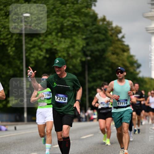29.06.2025 - hella hamburg halbmarathon Dr. Thomas Lammeyer http://msf.ph/oto/8285482 29.06.2025 10:15:57 Kennedybrücke 1062, 1790, 2661, 3746, 3837, 4499, 6966, 7370, 7474, 8206, 8207, 8368, 9119, 9253, 9254, 9405, 10042 meine-sportfotos.de