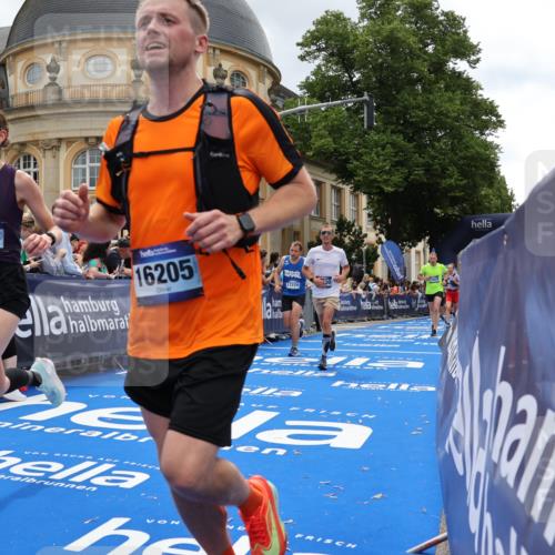 29.06.2025 - hella hamburg halbmarathon Strokosch-Dieckow http://msf.ph/oto/8285503 29.06.2025 10:47:44 Ziel 2340, 2708, 5915, 6836, 7962, 8564, 10988, 11283, 11961, 12679, 13948, 14383, 15478, 16205, 17229, 18356, 18430, 18836 meine-sportfotos.de
