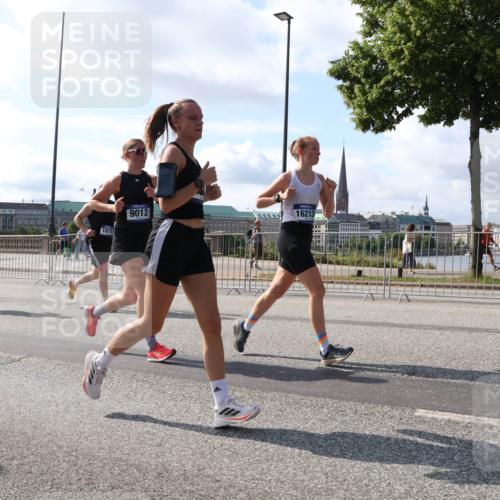 29.06.2025 - hella hamburg halbmarathon Lena Gebhardt http://msf.ph/oto/8285506 29.06.2025 09:58:22 Lombardsbrücke 1815, 9012, 16213, 1034, 1179, 1190, 1258, 1285, 1321, 1335, 1815, 2029, 2034, 2070, 2138, 2397, 2417, 2518, 2612, 2636, 2656, 2711, 3041, 3091, 3097, 3114, 3251, 3819, 3859, 4152, 4167, 4814, 4903, 5093, 5259, 5378, 5672, 5721, 5894, 6164, 6272, 6433, 6580, 6592, 6754, 6759, 6877, 6897, 7065, 7409, 7509, 7646, 7716, 7724, 7856, 7896, 8154, 8311, 8393, 8508, 8590, 8825, 9012, 9057, 9562, 9656, 10084 meine-sportfotos.de