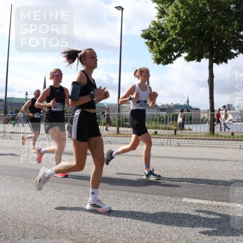 29.06.2025 - hella hamburg halbmarathon Lena Gebhardt http://msf.ph/oto/8285530 29.06.2025 09:58:22 Lombardsbrücke 1815, 9012, 1034, 1179, 1190, 1258, 1285, 1321, 1335, 1815, 2029, 2034, 2070, 2138, 2397, 2417, 2518, 2612, 2636, 2656, 2711, 3041, 3091, 3097, 3114, 3251, 3819, 3859, 4152, 4167, 4814, 4903, 5093, 5259, 5378, 5672, 5721, 5894, 6164, 6272, 6433, 6580, 6592, 6754, 6759, 6877, 6897, 7065, 7409, 7509, 7646, 7716, 7724, 7856, 7896, 8154, 8311, 8393, 8508, 8590, 8825, 9012, 9057, 9562, 9656, 10084 meine-sportfotos.de