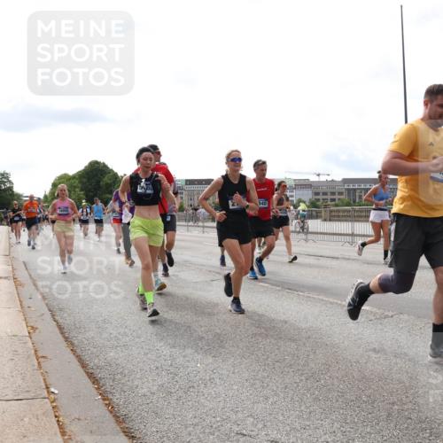 29.06.2025 - hella hamburg halbmarathon Lena Gebhardt http://msf.ph/oto/8285558 29.06.2025 10:20:51 Lombardsbrücke 16950, 940, 1011, 1266, 1471, 1658, 2053, 2101, 2325, 2383, 2478, 2834, 2923, 2945, 3161, 3247, 3453, 3733, 3781, 3813, 4082, 4154, 4166, 4288, 4350, 4422, 4754, 4869, 5041, 5061, 5181, 5625, 5767, 6275, 6308, 6608, 6951, 7131, 7228, 7608, 8113, 8588, 8724, 8726, 8940, 9005, 9011, 9108, 9236, 9722, 9981, 10041, 10050, 10350, 10585, 10602, 10613, 10647, 11100, 11145, 11603, 11835, 11995, 12175, 12694, 12844, 13057, 13508 meine-sportfotos.de