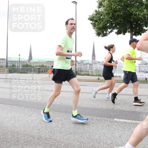 29.06.2025 - hella hamburg halbmarathon Lena Gebhardt http://msf.ph/oto/8285566 29.06.2025 10:55:20 Lombardsbrücke 1013, 1616, 1873, 1917, 2090, 2452, 3002, 3115, 3157, 3274, 3577, 4039, 4191, 4192, 4628, 5040, 5392, 5483, 5487, 5727, 6395, 6396, 6839, 6944, 7219, 7238, 7548, 7680, 7766, 8403, 8519, 8626, 9596, 9614, 9618, 9857, 9858, 10094, 10109, 10458, 10559, 10686, 10885, 11109, 11737, 11788, 11908, 12147, 12148, 12902, 13098, 13230, 13548, 13979, 13980, 14515, 14727, 15152, 15160, 16385 meine-sportfotos.de