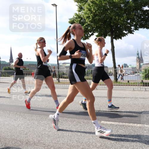 29.06.2025 - hella hamburg halbmarathon Lena Gebhardt http://msf.ph/oto/8285588 29.06.2025 09:58:22 Lombardsbrücke 01, 562, 1034, 1179, 1190, 1258, 1285, 1321, 1335, 1815, 2029, 2034, 2070, 2138, 2397, 2417, 2518, 2612, 2636, 2656, 2711, 3041, 3091, 3097, 3114, 3251, 3819, 3859, 4152, 4167, 4814, 4903, 5093, 5259, 5378, 5672, 5721, 5894, 6164, 6272, 6433, 6580, 6592, 6754, 6759, 6877, 6897, 7065, 7409, 7509, 7646, 7716, 7724, 7856, 7896, 8154, 8311, 8393, 8508, 8590, 8825, 9012, 9057, 9562, 9656, 10084 meine-sportfotos.de