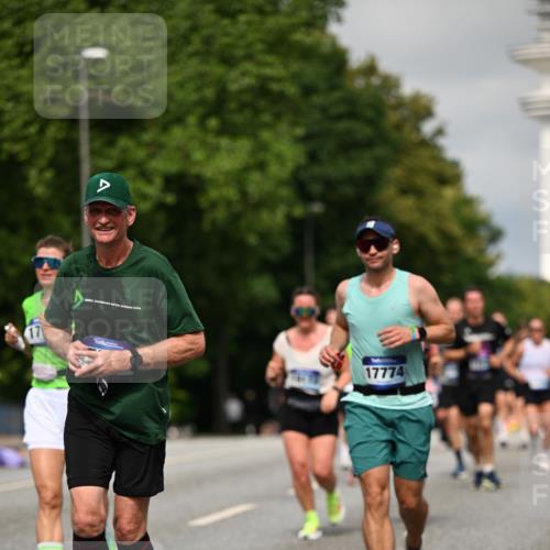 29.06.2025 - hella hamburg halbmarathon Dr. Thomas Lammeyer http://msf.ph/oto/8285610 29.06.2025 10:15:58 Kennedybrücke 1062, 1790, 2661, 3746, 3837, 4499, 6966, 7370, 7474, 8206, 8207, 8368, 9119, 9253, 9254, 9405 meine-sportfotos.de